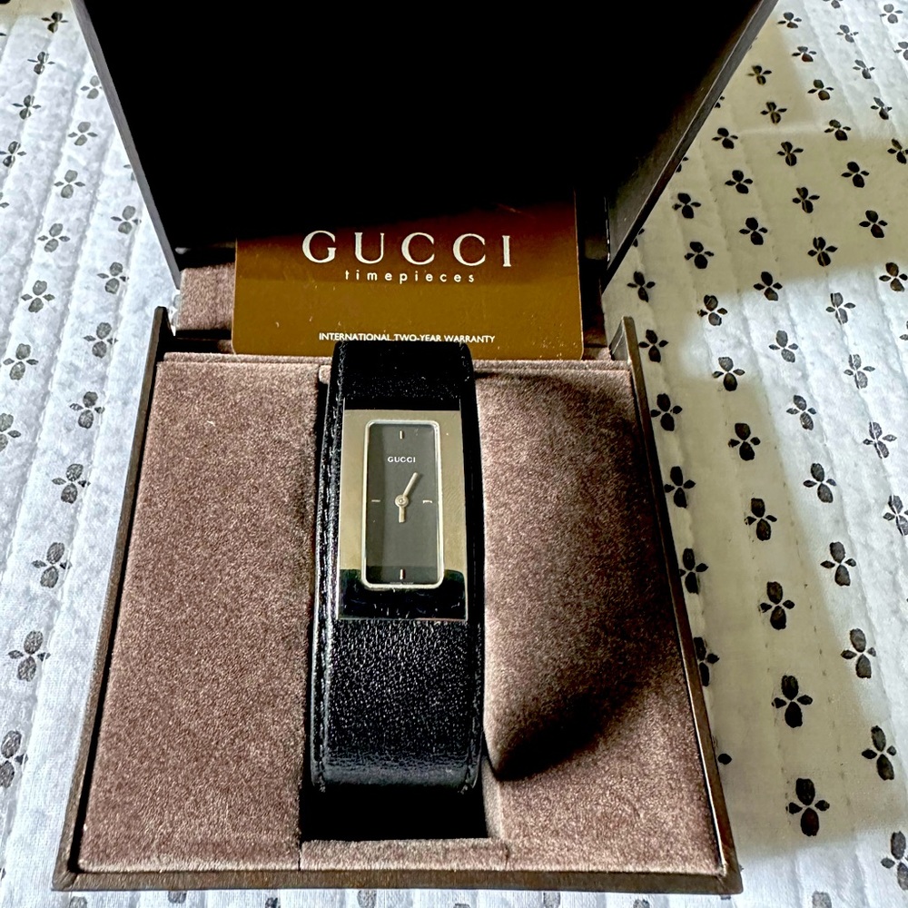 This Gucci 7800S black leather Quarts swiss made